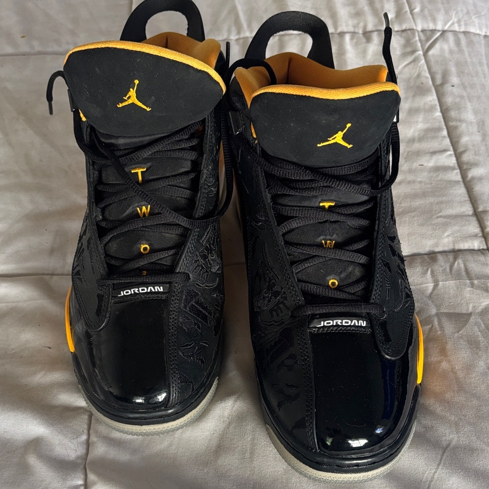 Jordan Men's Black and Yellow Sneakers